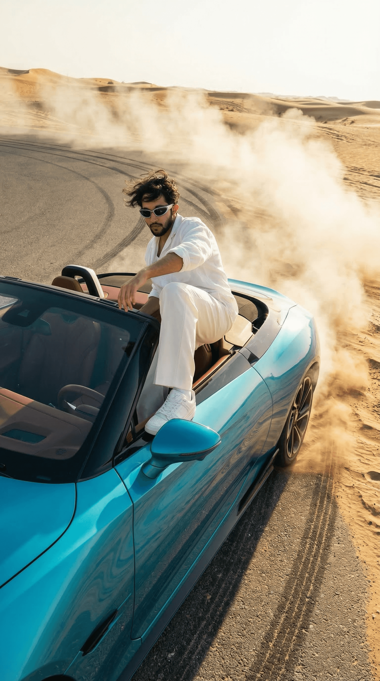 STANDING ON SEAT Mg Cyberster  - Gallery 1